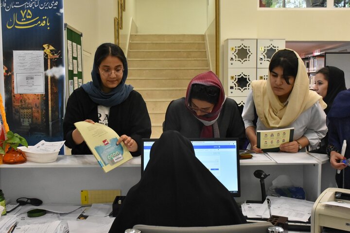 صف شیرازیها برای عضویت در کتابخانه شهید دستغیب/ ثبتنام ۱۲۰۰ نفر در ۵ روز کاری