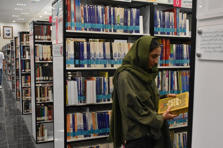 صف شیرازیها برای عضویت در کتابخانه شهید دستغیب/ ثبتنام ۱۲۰۰ نفر در ۵ روز کاری