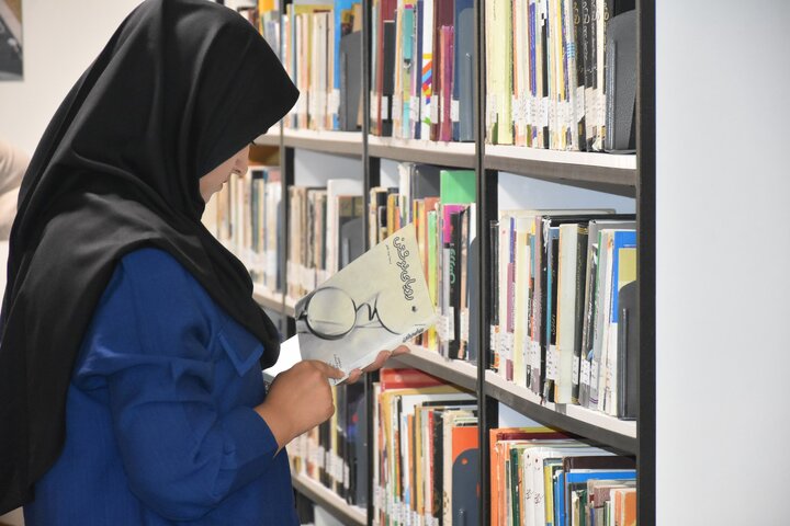 صف شیرازیها برای عضویت در کتابخانه شهید دستغیب/ ثبتنام ۱۲۰۰ نفر در ۵ روز کاری