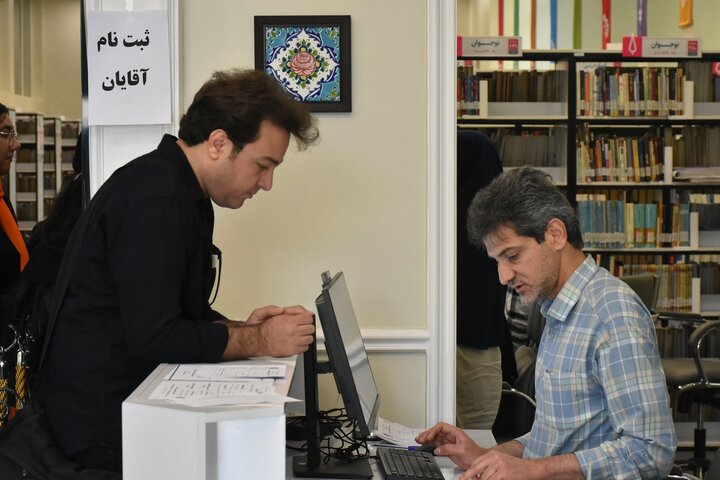 صف شیرازیها برای عضویت در کتابخانه شهید دستغیب/ ثبتنام ۱۲۰۰ نفر در ۵ روز کاری