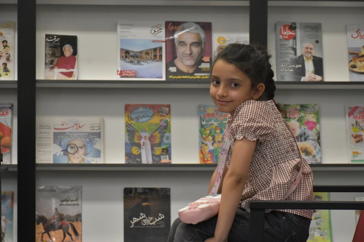 صف شیرازیها برای عضویت در کتابخانه شهید دستغیب/ ثبتنام ۱۲۰۰ نفر در ۵ روز کاری