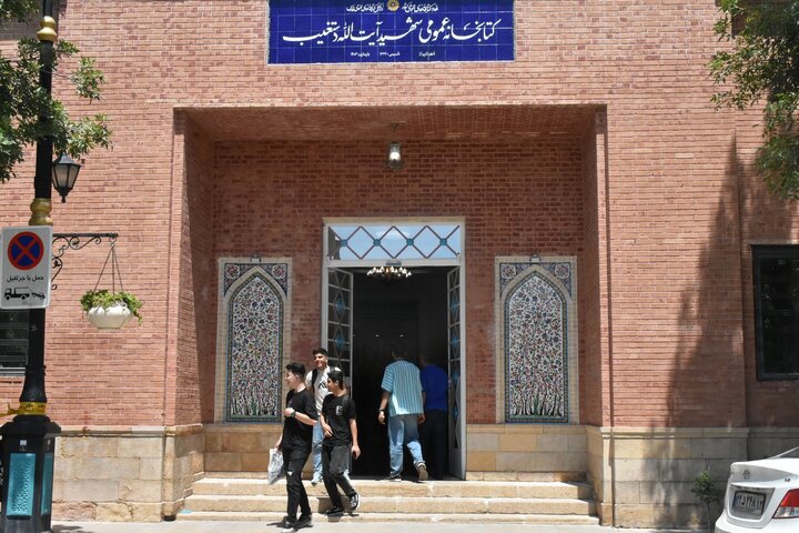 صف شیرازیها برای عضویت در کتابخانه شهید دستغیب/ ثبتنام ۱۲۰۰ نفر در ۵ روز کاری