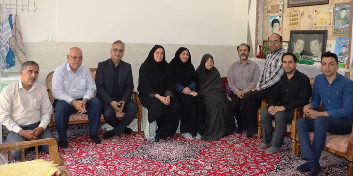 دیدار مدیرکل کتابخانههای عمومی استان یزد با خانواده شهدا