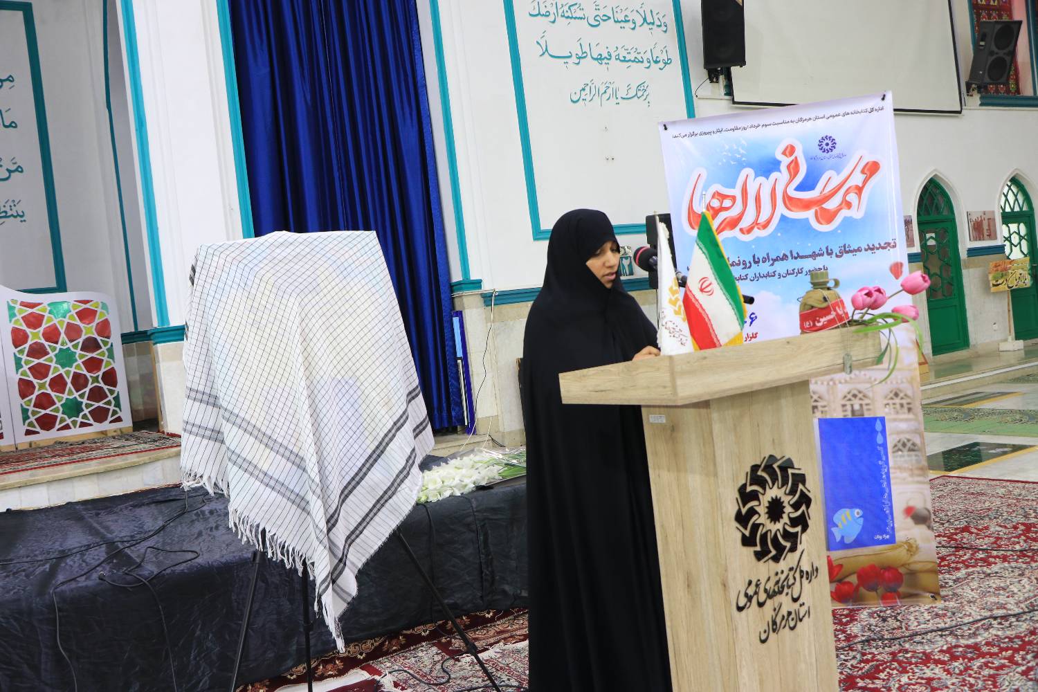 آئین رونمایی از کتابهای «گلدان خالی» و «کسی گریه ماهیها را نمیبیند» برگزار شد