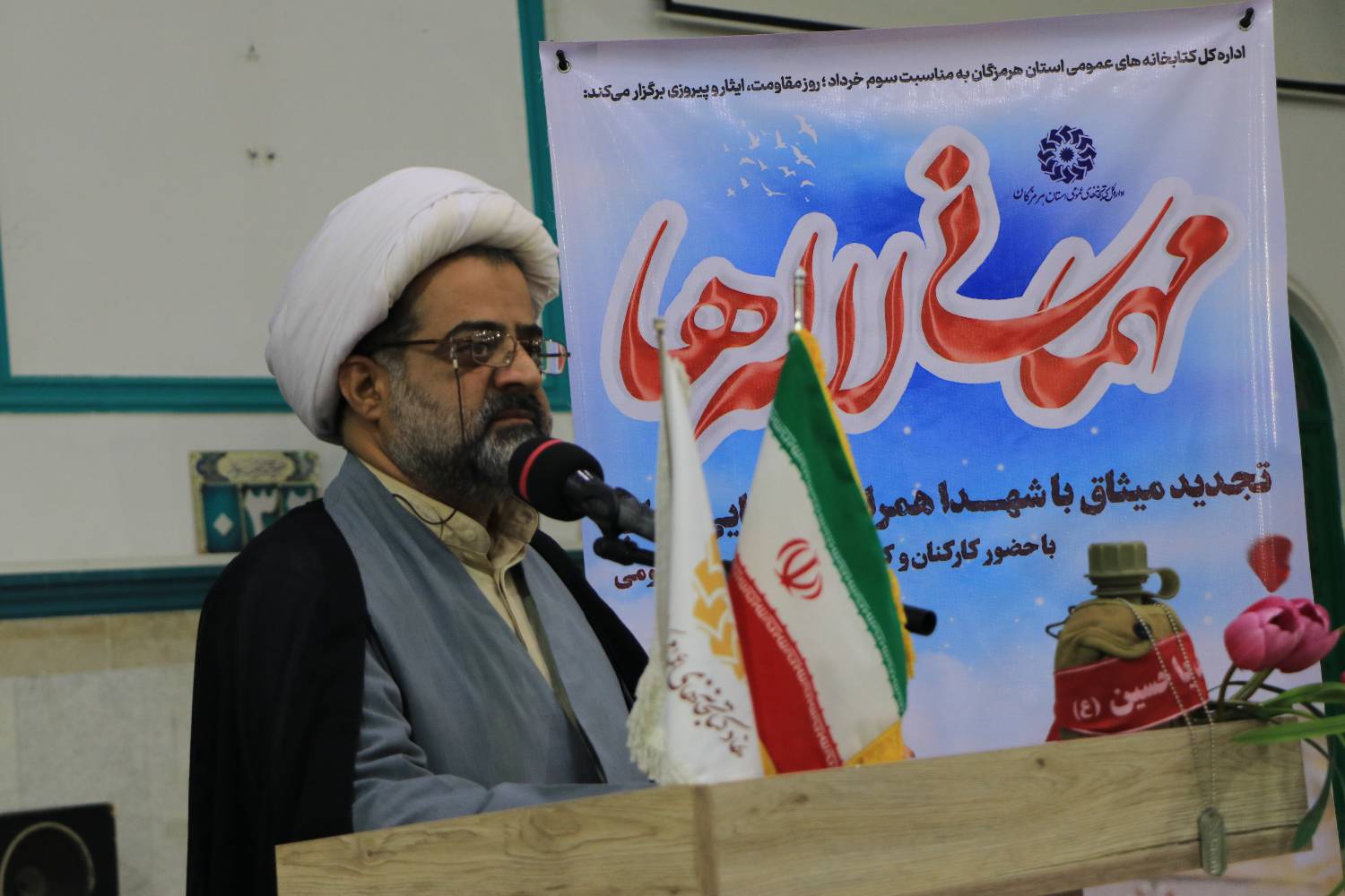 آئین رونمایی از کتابهای «گلدان خالی» و «کسی گریه ماهیها را نمیبیند» برگزار شد