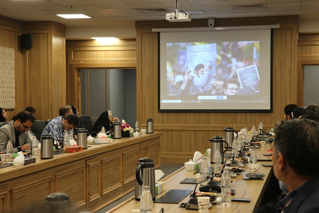 نگاه به حوزه دفاع مقدس میبایست با چشم سِر باشد نه چشم سر