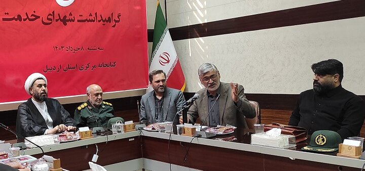 آیتالله رئیسی با الگوپذیری از شهیدان بهشتی و رجائی خود را وقف خدمت به مردم کرد