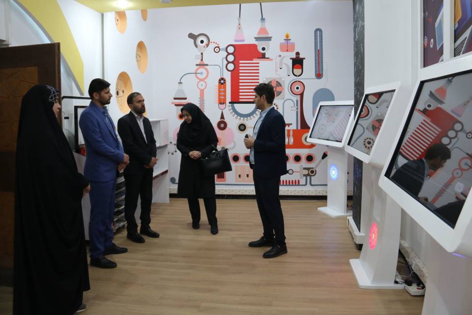 دبیرکل اتحادیه انجمنهای اسلامی دانشآموزان از کتابخانه مرکزی امام خامنهای(مدظلهالعالی) سنندج بازدید کرد