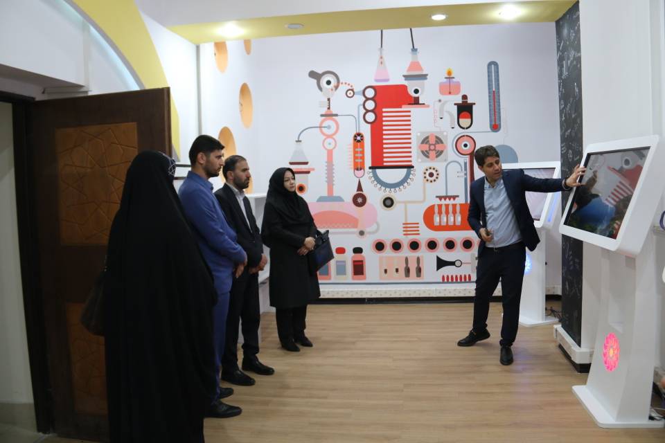 دبیرکل اتحادیه انجمنهای اسلامی دانشآموزان از کتابخانه مرکزی امام خامنهای(مدظلهالعالی) سنندج بازدید کرد