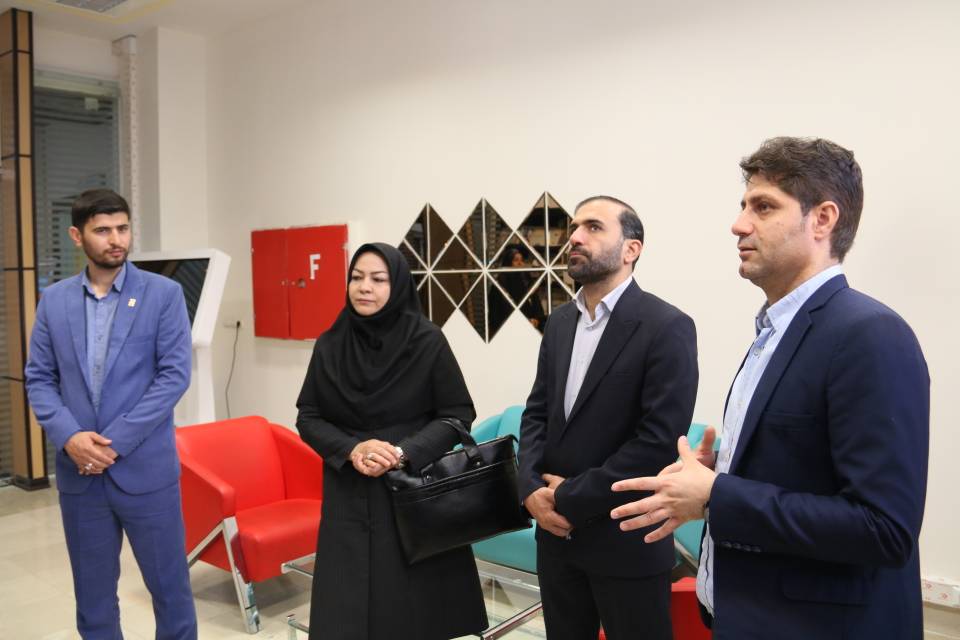 دبیرکل اتحادیه انجمنهای اسلامی دانشآموزان از کتابخانه مرکزی امام خامنهای(مدظلهالعالی) سنندج بازدید کرد