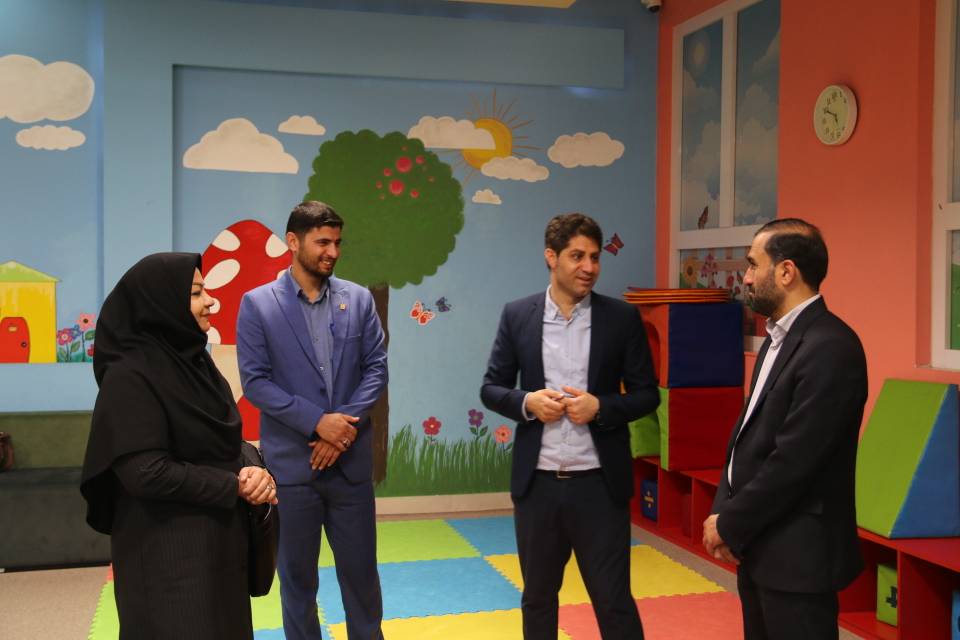 دبیرکل اتحادیه انجمنهای اسلامی دانشآموزان از کتابخانه مرکزی امام خامنهای(مدظلهالعالی) سنندج بازدید کرد