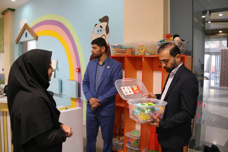 دبیرکل اتحادیه انجمنهای اسلامی دانشآموزان از کتابخانه مرکزی امام خامنهای(مدظلهالعالی) سنندج بازدید کرد