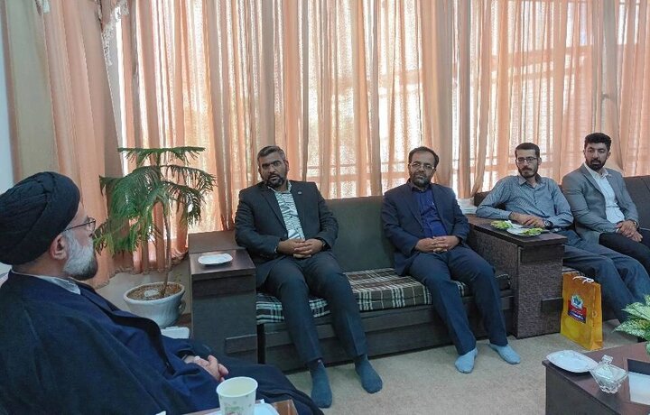 ایجاد انگیزه برای کتابخوانی در جوانان وظیفه ما است