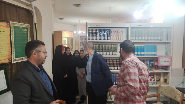 بازدید مدیرکل کتابخانه‌های عمومی استان قم از کتابخانه‌های عمومی بخش‌ها و روستاها