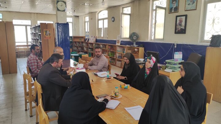 بازدید مدیرکل کتابخانه‌های عمومی استان قم از کتابخانه‌های عمومی بخش‌ها و روستاها