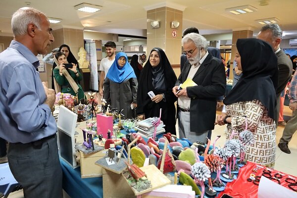 کتابخانههای عمومی، با تسهیلگری و ارائه خدمات کتابمحور، از مردم و کسبوکارهای خُرد حمایت میکنند