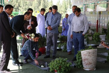 حضور مهدی رمضانی دبیرکل نهاد کتابخانه های عمومی در گلزار شهدای زاهدان