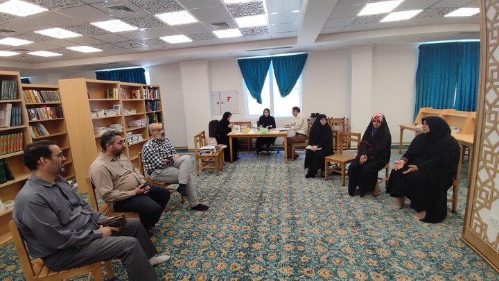 دیدار مدیرکل کتابخانههای عمومی قم و مدیرعامل مؤسسه فرهنگی دارالعرفان