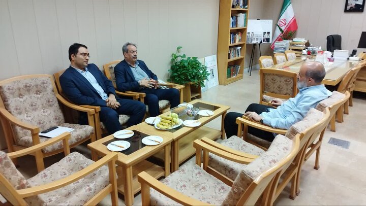 عرضه تسهیلات ویژه کتابداران و کارکنان کتابخانه‌های عمومی