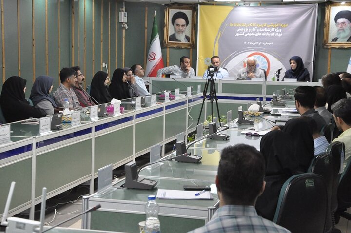 نهاد کتابخانههای عمومی کشور موضوع پژوهش و آموزش کارکنان، کتابداران و جامعه هدف خود را با جدیت دنبال میکند