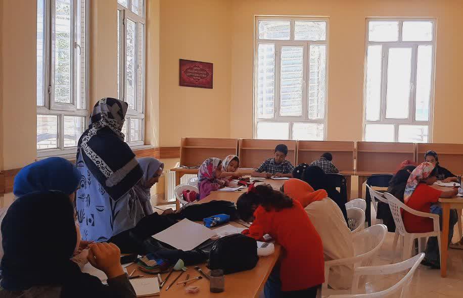 کلاس ها و دورههای مختلف آموزشی در کتابخانههای عمومی خراسان رضوی برگزار شد