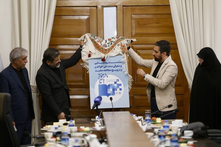 دولت موظف به فراهمسازی زمینههای تغییر نظام فرهنگی متناسب با اولویتها، نظام ارزشی و هنجاری است