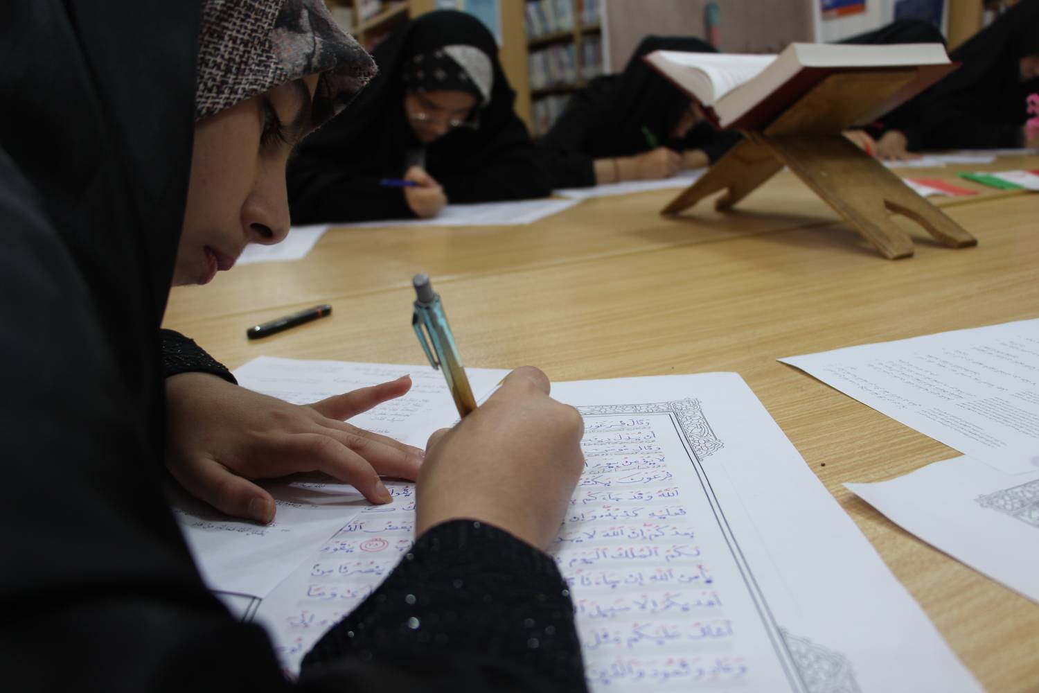 طرح کتابت قرآن کریم در کتابخانه شهدای مدافع حرم صادقآباد گالیکش اجرا شد