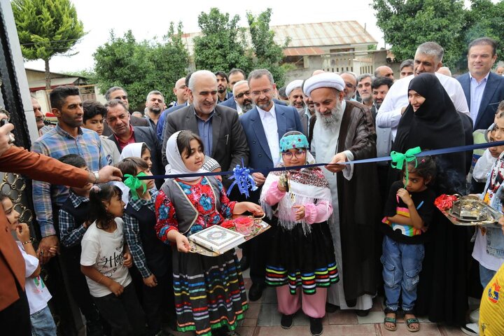 کودکان با تشکیل صف، کتابخانه را غیررسمی افتتاح کردند