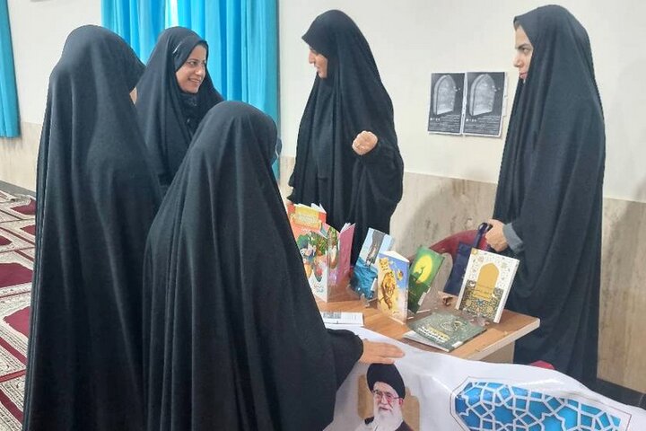 برپایی غرفه فرهنگی و میز خدمت در مصلای نماز جمعه دلوار توسط کتابخانه عمومی رئیسعلی دلواری