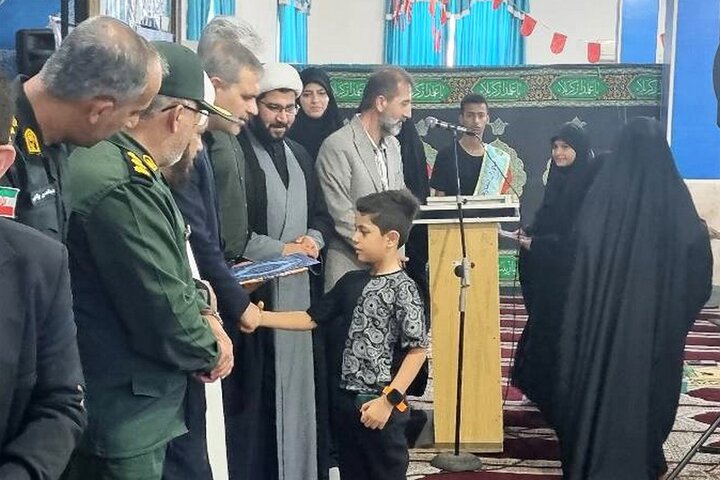 برپایی غرفه فرهنگی و میز خدمت در مصلای نماز جمعه دلوار توسط کتابخانه عمومی رئیسعلی دلواری