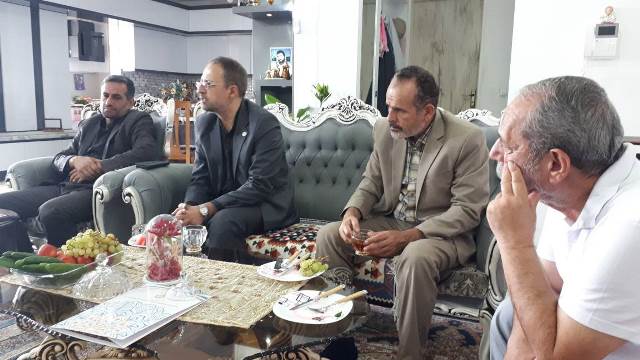 دیدار مدیرکل کتابخانههای عمومی سمنان با خانواده شهید سید ابراهیم سیادت