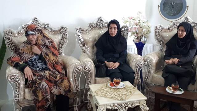 دیدار مدیرکل کتابخانههای عمومی سمنان با خانواده شهید سید ابراهیم سیادت