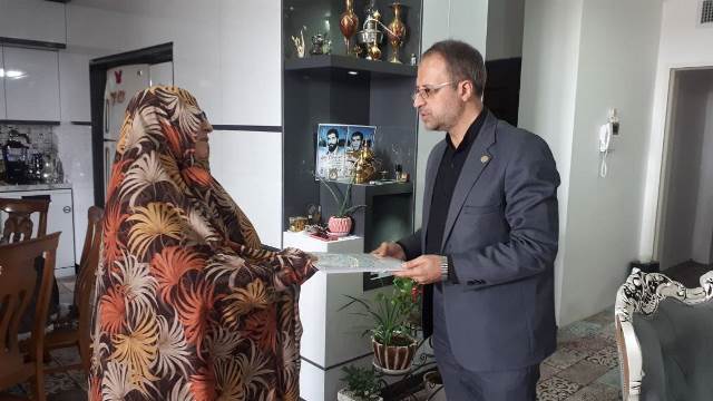 دیدار مدیرکل کتابخانههای عمومی سمنان با خانواده شهید سید ابراهیم سیادت