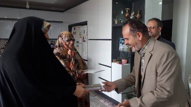 دیدار مدیرکل کتابخانههای عمومی سمنان با خانواده شهید سید ابراهیم سیادت