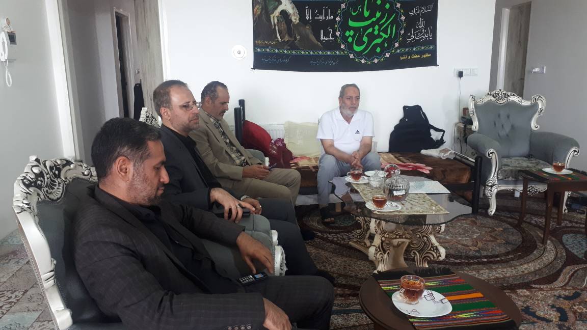 دیدار مدیرکل کتابخانههای عمومی سمنان با خانواده شهید سید ابراهیم سیادت