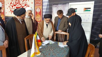 بازدید مسئولین از موکب «کتابخانه حسینی»  اداره کل کتابخانه های عمومی آذربایجان غربی