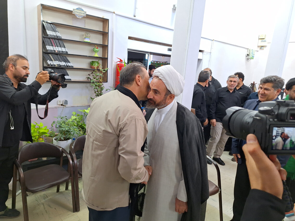 بازدید نماینده ولی فقیه و استاندار ایلام از موکب ادارهکل کتابخانههای عمومی استان ایلام