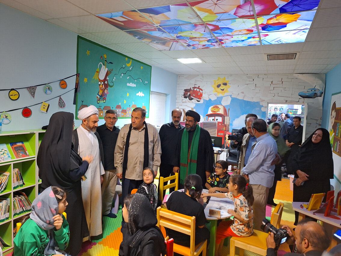 بازدید نماینده ولی فقیه و استاندار ایلام از موکب ادارهکل کتابخانههای عمومی استان ایلام