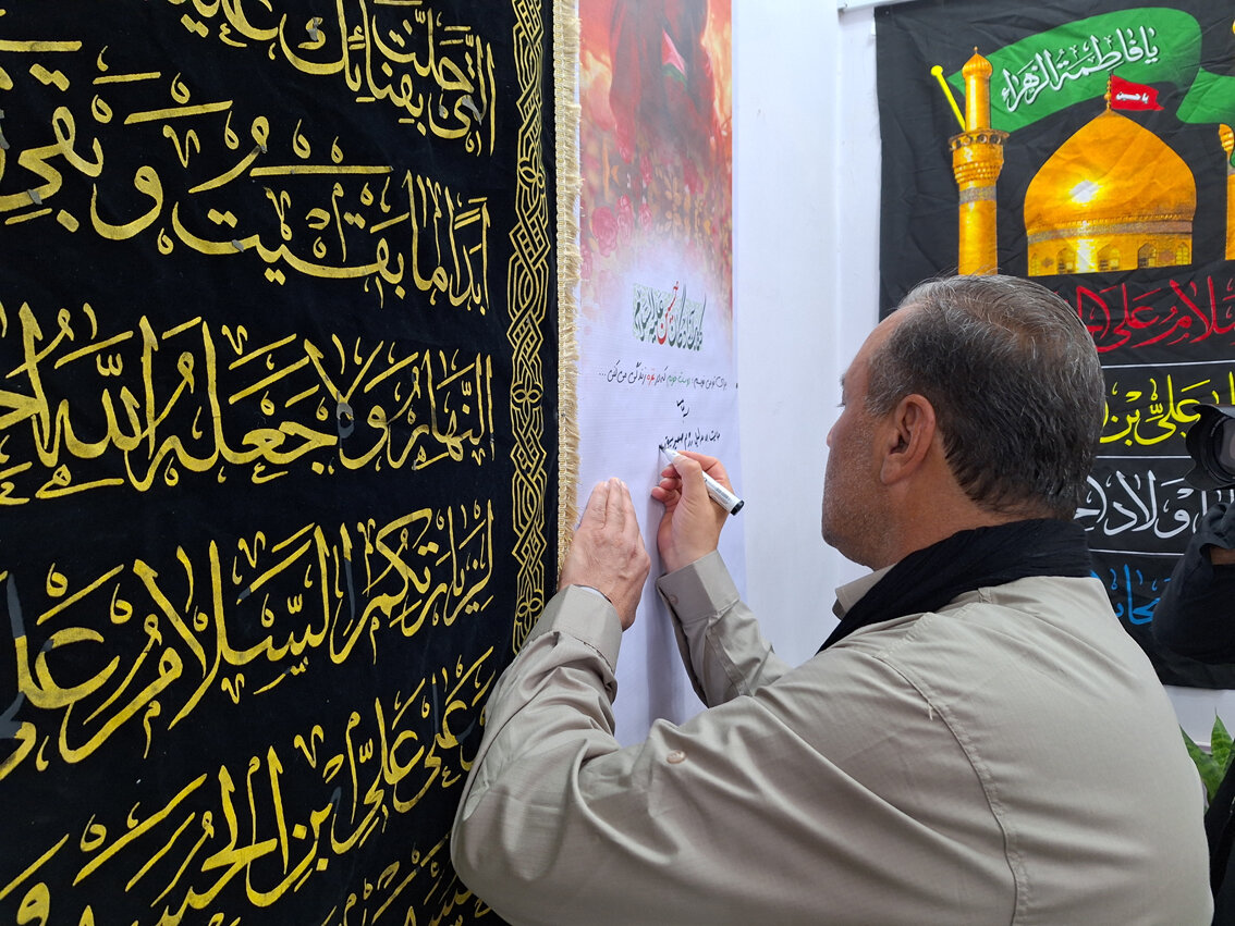 بازدید نماینده ولی فقیه و استاندار ایلام از موکب ادارهکل کتابخانههای عمومی استان ایلام