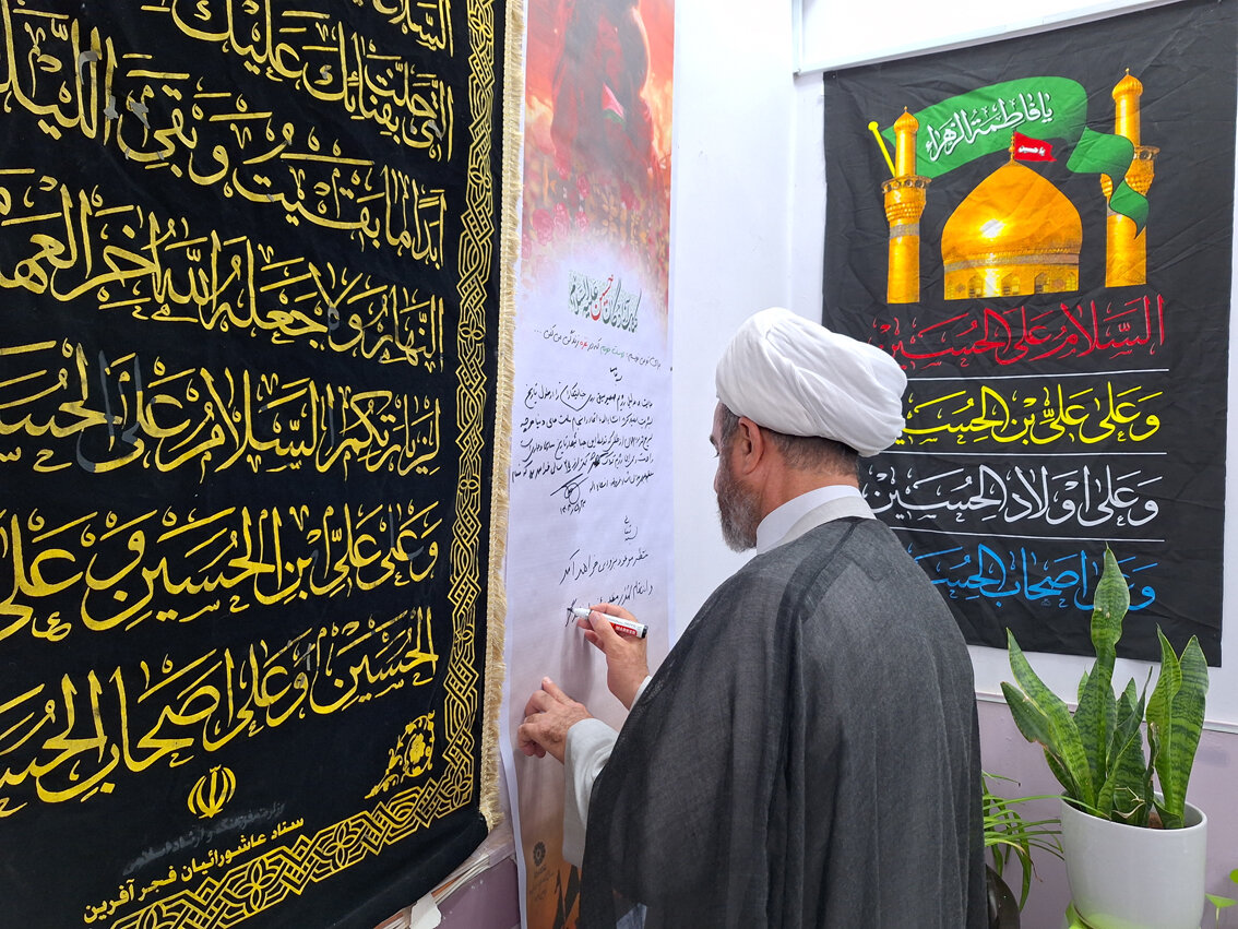 بازدید نماینده ولی فقیه و استاندار ایلام از موکب ادارهکل کتابخانههای عمومی استان ایلام