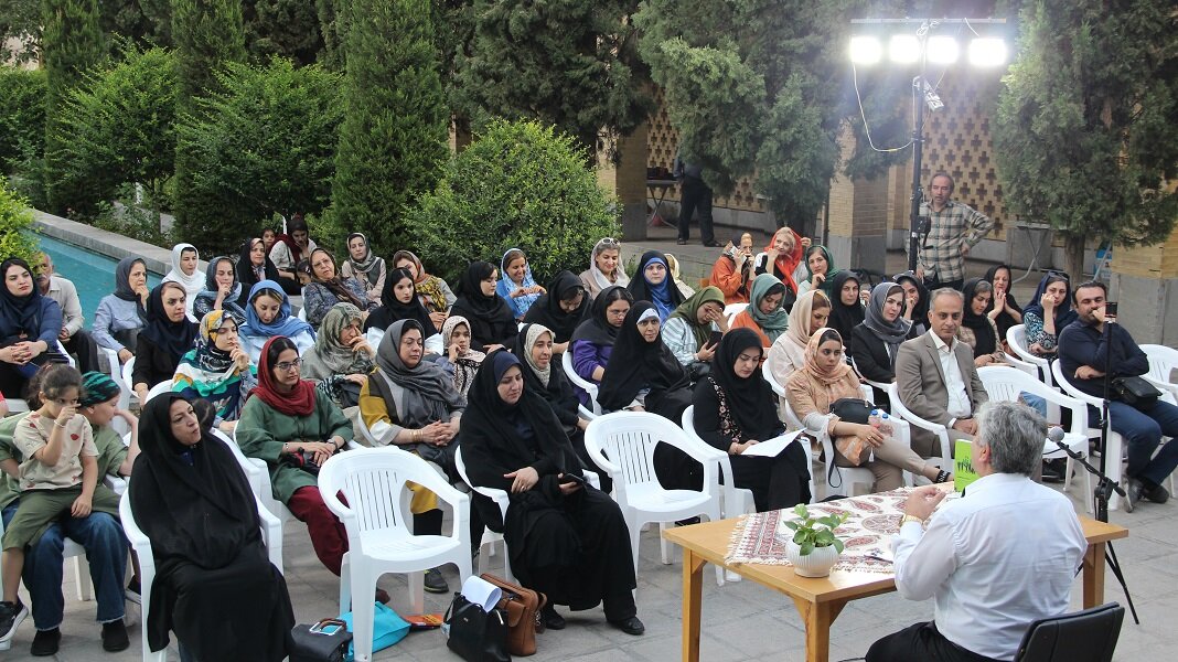 نقش پررنگ پایگاه اجتماعی کتابخانه عمومی در معرفی و رونق کسبوکارهای کوچک