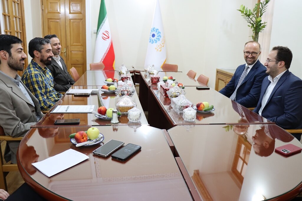 دیدار رئیس کتابخانه غازی خسروبیگ با دبیرکل نهاد کتابخانههای عمومی کشور