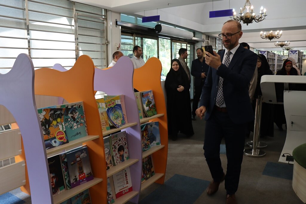 بخش کودک کتابخانههای عمومی ایران بیش از همه مرا تحت تأثیر قرار داد