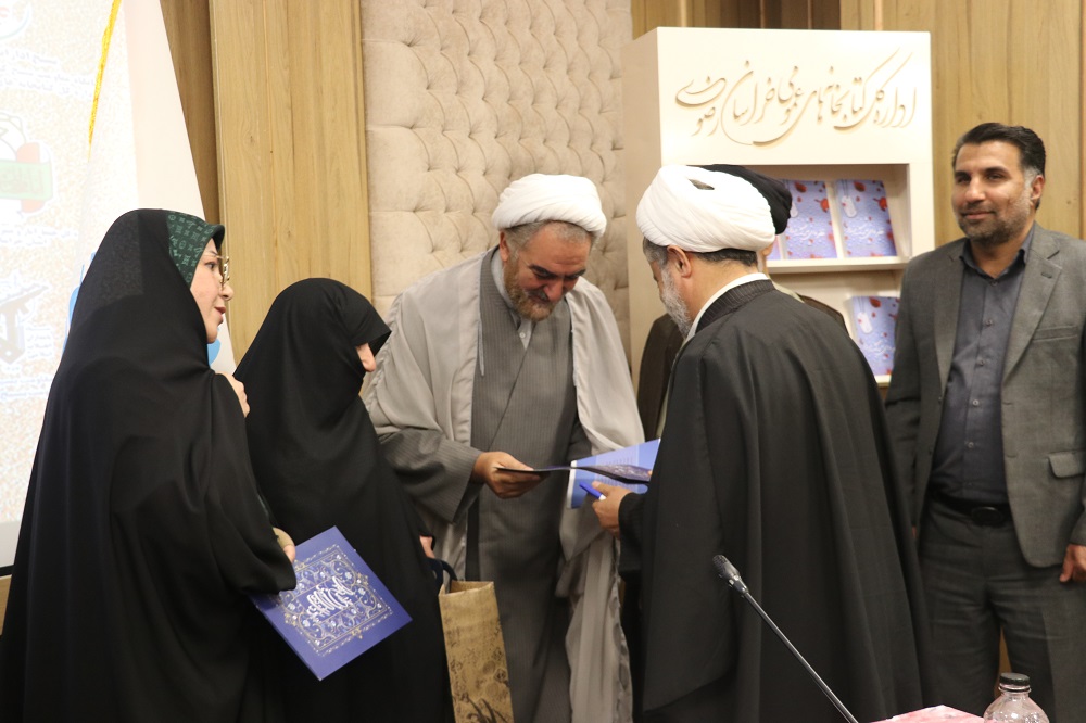 کتابخانههای عمومی، خانه ادبیات دفاع مقدس هستند