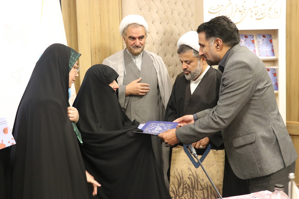 کتابخانههای عمومی، خانه ادبیات دفاع مقدس هستند