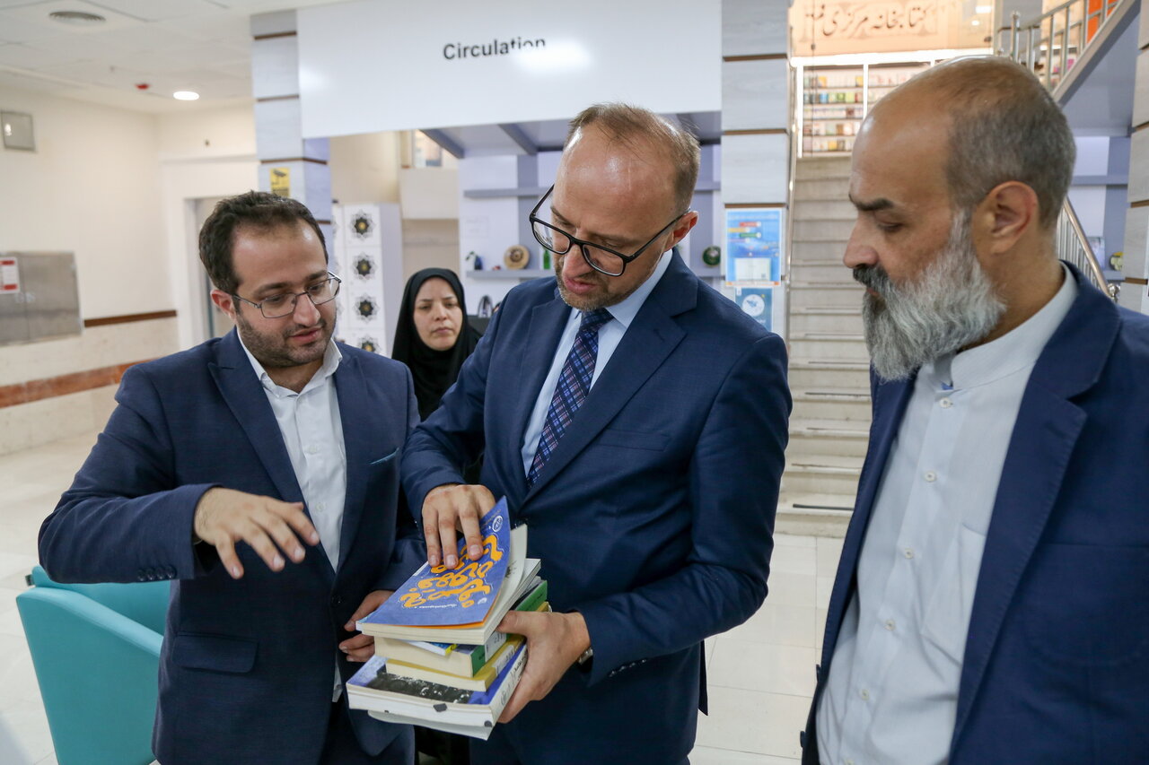 بخش کودک کتابخانههای عمومی ایران بیش از همه مرا تحت تأثیر قرار داد