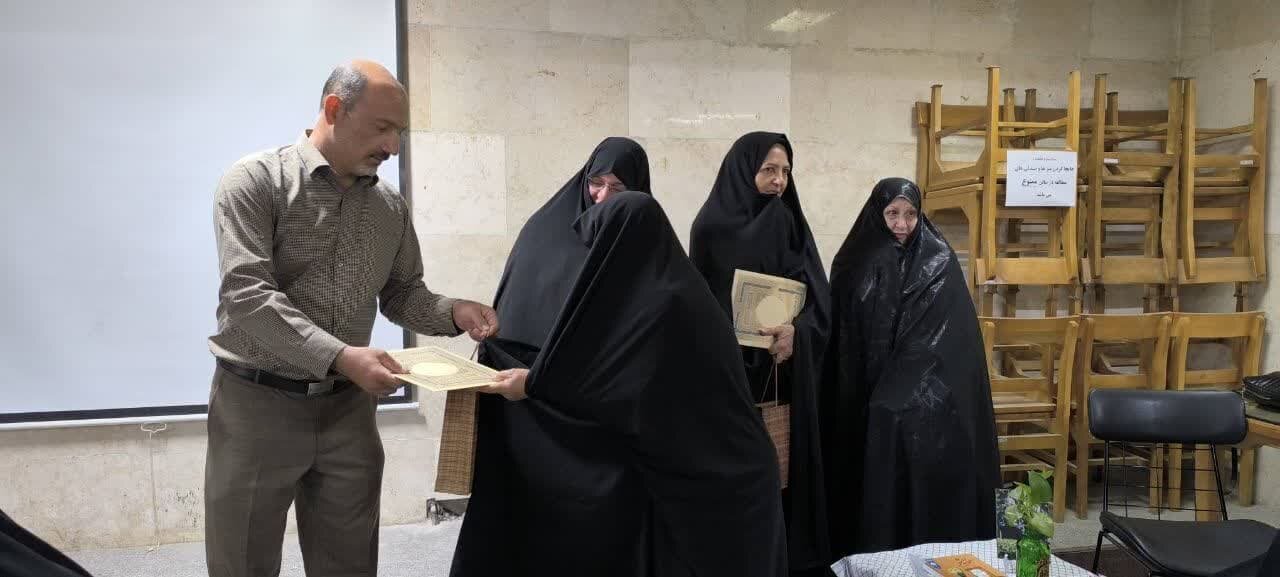 محفل خاطرهگویی «بانوان سرزمین من» در اراک برگزار شد