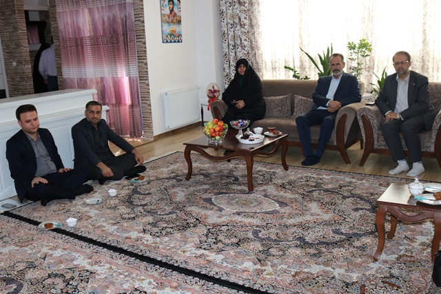 دیدار مدیرکل کتابخانههای عمومی سمنان با خانواده شهید فرزاد رستمی