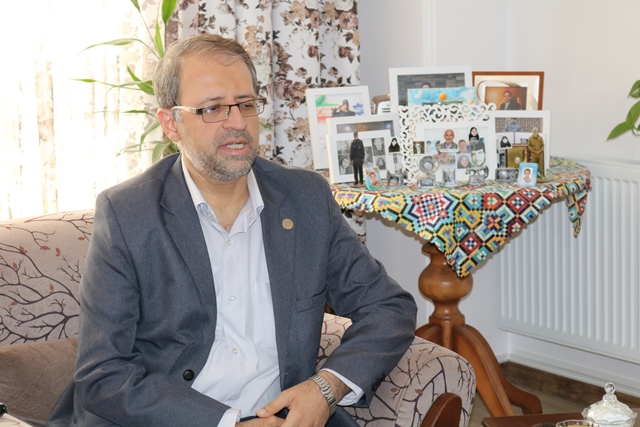 دیدار مدیرکل کتابخانههای عمومی سمنان با خانواده شهید فرزاد رستمی