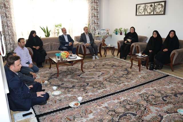 دیدار مدیرکل کتابخانههای عمومی سمنان با خانواده شهید فرزاد رستمی